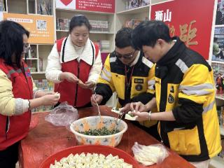 南通海门：海门街道狮山社区举办“元宵‘新’光里 同包幸福馄饨”活动