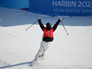 亚冬会︱自由式滑雪女子坡面障碍技巧：刘梦婷折桂 中国队包揽奖牌