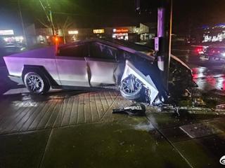 特斯拉Cybertruck“自动驾驶”出事故 车主：都是我的错