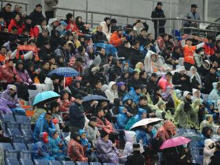 亚冠|泰山VS光州FC，泰山队数万球迷冒寒风冷雨加油助威！