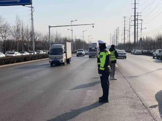 聊城市东昌府交警：节后不松懈 守护平安“警”常在