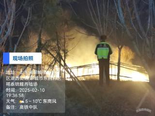 聊城：交警夜巡遇火情 秒变“消防员”保平安