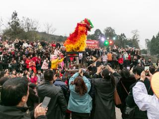 千丘梯田闹元宵 千盏明灯映春色