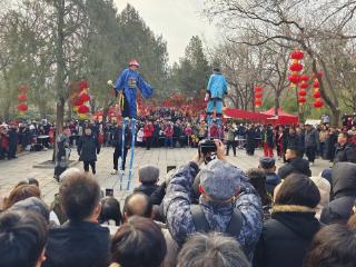 庆元宵佳节，千佛山下高跷跳得欢畅自在