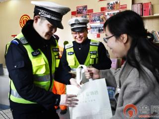 枣庄市山亭区：元宵节交警收到暖心汤圆