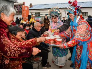 江苏丰县：唱大戏品元宵 戏曲下乡真热闹