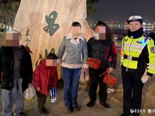 元宵夜，在水上古城，聊城执勤交警1小时内“捡”了4个娃