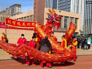 高跷舞动进校园！济南市智远小学以民俗文化开启新学期首课