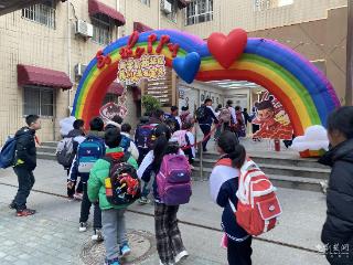 哪吒、敖丙现身！小学开学典礼燃动全场