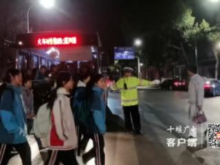 开学首日，十堰交警与孩子们一起“报到”