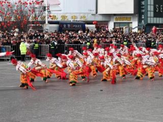 陕西榆林市横山老腰鼓震撼出场 传统魅力燃爆全国秧歌展演现场