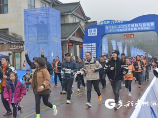 万马：跑在世界地质公园里 穿越时空畅游山水