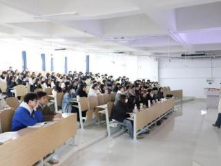 新学期开启，齐鲁医药学院校领导与师生共上“开学第一课”