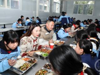 师生食堂同餐 护航“舌尖安全”