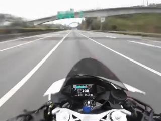 摩托车高速狂飙 最高时速超200km/h：最终撞上货车