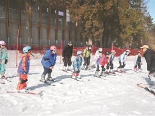 高山雪场游人众