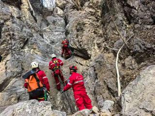 河南济源盘谷寺一驴友不慎滚落山崖，救援队用时5小时成功施救