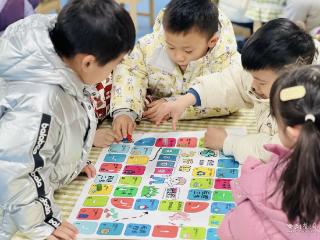 绘本与棋盘碰撞奇妙火花 稚乐幼儿园书香活动趣味十足