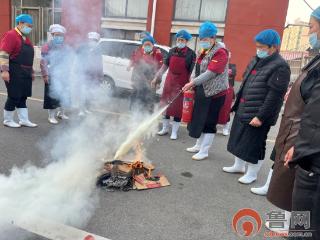 枣庄市第十三中学食堂燃气使用及消防演练安全培训会圆满成功