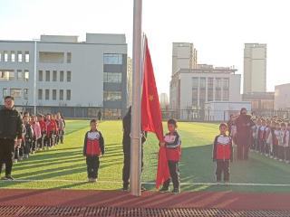 “培养良好习惯 奠基美好人生”——济南市莱芜区汶源学校香山校区举行升旗仪式