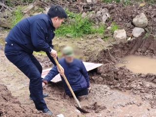 重庆万州：七旬老人深陷泥潭 警民同心挖出“生命通道”