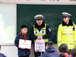 重庆城口：拾金不昧好少年 民警为他送上特别奖励