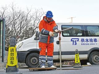 巡检供水管线 保障居民正常用水