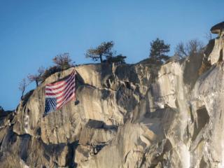 美国一山顶现“倒挂国旗” 员工抗议美政府裁员1000人