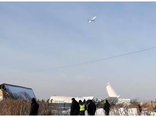 哈空难中国幸存者：老公砸门将她拖出飞机，几名乘客也连忙跟出去