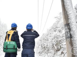 重庆黔江：电力工人战冰雪 保电护民生