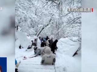 “黄山大雪多名游客滑倒”事发经过是怎样的？摔倒游客情况如何？