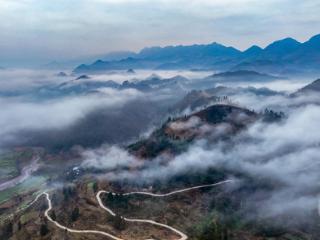 晨雾轻拂乡村，公路美如画