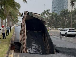 海口滨海大道一处路面塌陷 一辆卡车深陷大坑