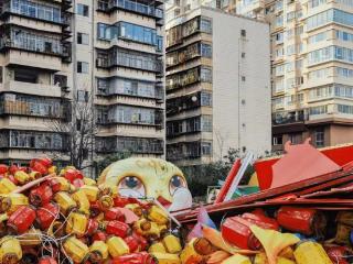 昆明“丑萌蛇宝宝”下线，社区：带来的欢乐已成春节记忆一部分