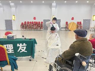 占上社区开展“龙抬头送温暖”便民理发活动