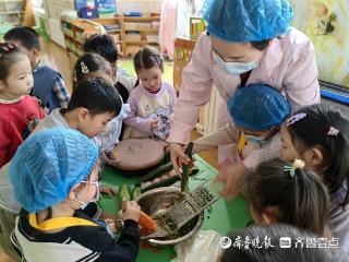 德州市妇女儿童活动中心幼儿园小朋友变身面点师制作“龙鳞饼”