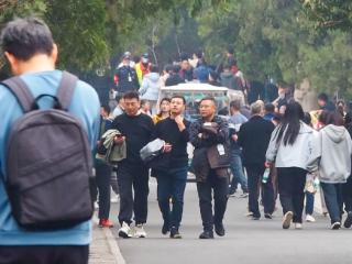 济南今日气温超过20℃，行人游客纷纷脱掉外衣享受暖春