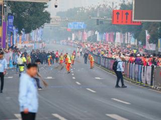 3.5万人赛道瞬间干净整洁！他们是重马“护航者”