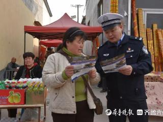 菏泽交警直属二大队巧借“二月二”民俗活动扎实开展交通安全宣传