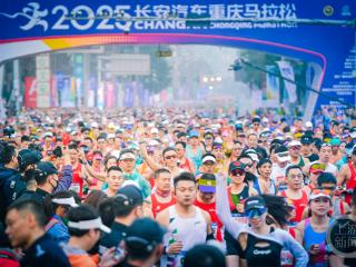 35000人参跑“重马” 武警官兵全力护航