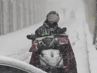 济南迎暴雪寒潮天气，大风大雪中市民路滑难行