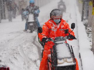 济南外卖小哥顶风冒雪，为市民送去温暖与便利