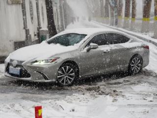 济南暴雪道路湿滑，行车需谨慎