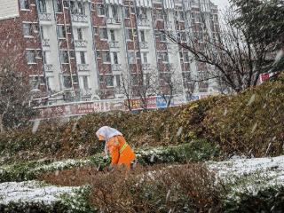 东营：风雪中扫雪的人