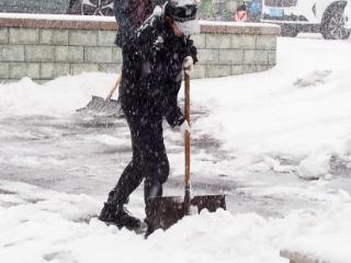 保障业主顺利出行，小区物业及时清扫“门前雪”