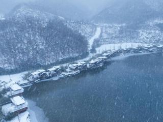 银装素裹九如山，踏雪寻梦童话间