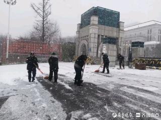 雪情就是命令，保安员们除雪忙