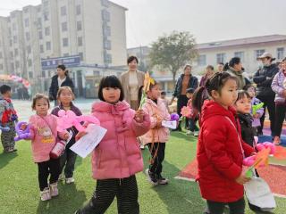 临沂市罗庄区高都街道中心幼儿园举办“三八”妇女节游园会活动