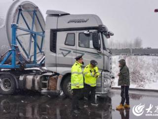 德州交通执法人以雪为“令” 守护群众平安出行