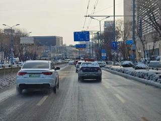 主干道已畅通无阻，记者实地探访济南雪后上班路